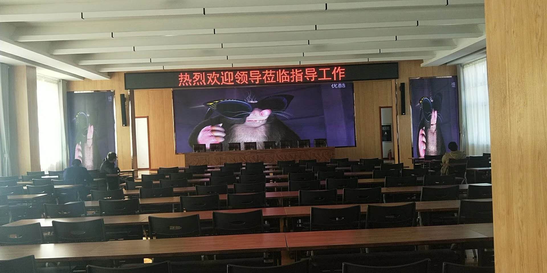 北京西什库小学投影仪光路维护 讲桌内清尘