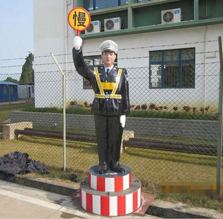 太阳能保通机器人高速交通机器人仿真施工指挥员机场驱鸟摇旗假人