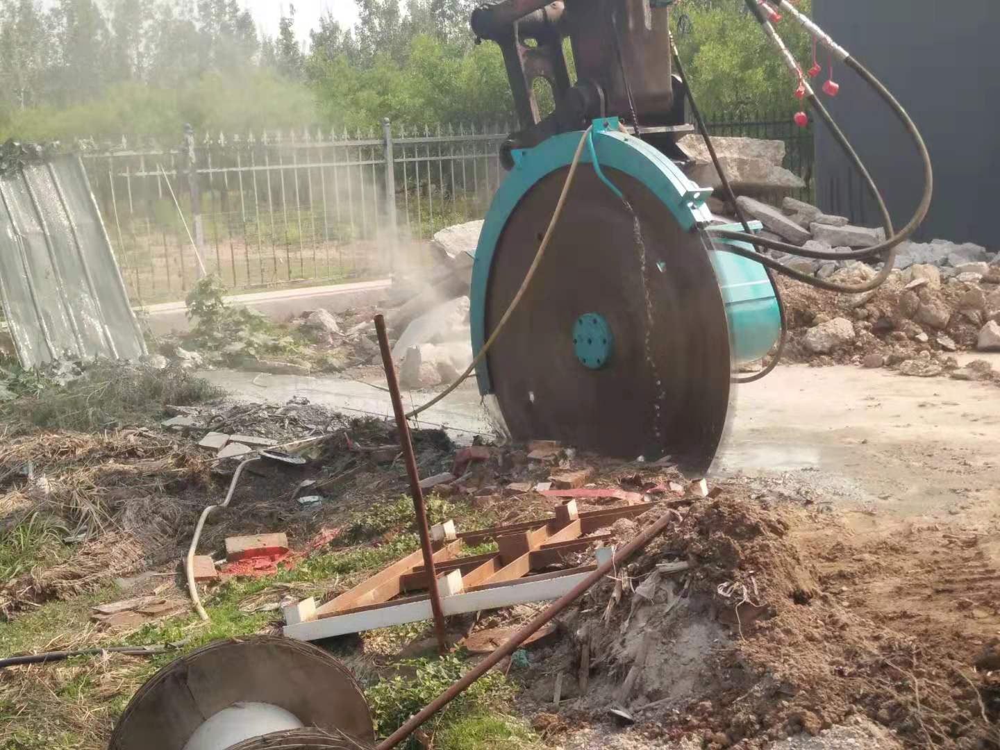 供应挖机液压锯挖掘机改装圆盘锯开山锯石机矿山锯 岩石锯