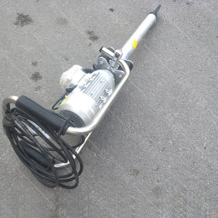电动捣固机,用于建筑施工时的混凝土浇注和铁路工务维修过程中捣实轨枕下面的石喳。电动铁路捣固镐重量轻,性能可靠,坚固耐用,