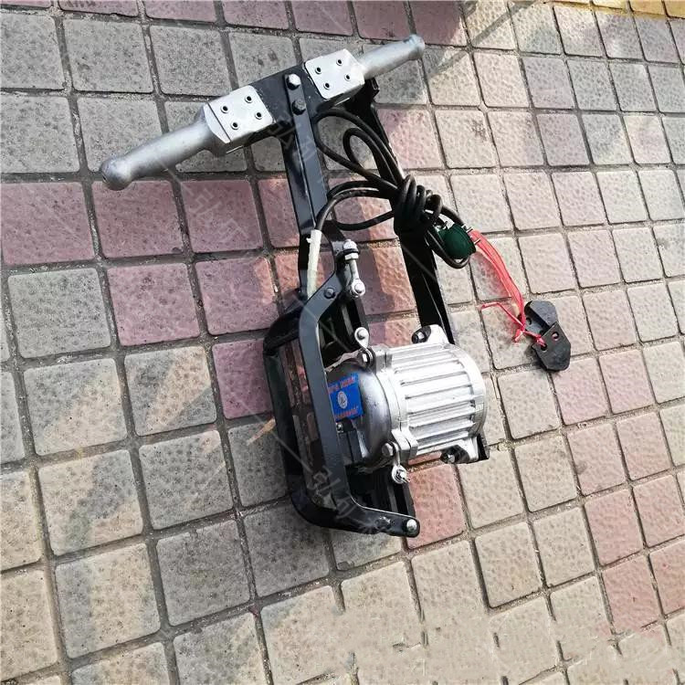 电动捣固机,用于建筑施工时的混凝土浇注和铁路工务维修过程中捣实轨枕下面的石喳。电动铁路捣固镐重量轻,性能可靠,坚固耐用,