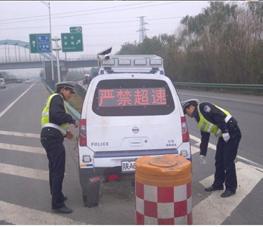 太阳能仿真假警车 车型发光标牌 高速分流指示牌 爆闪交通警示车