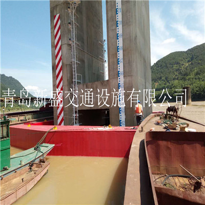 黑黄相间醒目提示桥墩防撞设施