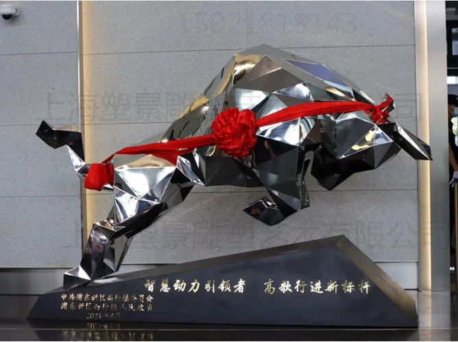 宁德定制不锈钢镜面牛雕塑 几何面拓荒牛雕塑摆件