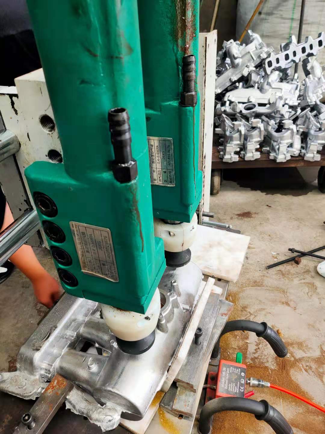 铝合金铸件快速清砂,高频振动铸造清理,振动翻转锤击落砂机