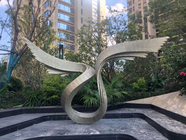 上海小区内景不锈钢U形雕塑 抽象摆件